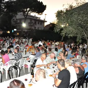 Diners dans le jardin